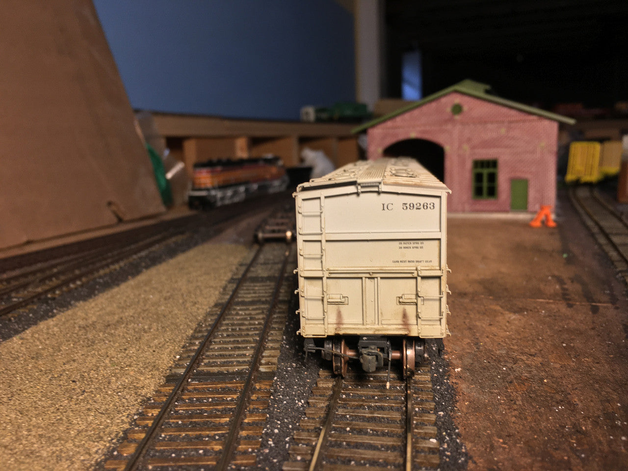 HO Scale Model Train - Scaletrains SXT31985 CW Custom Weathered GATC 4180 Cubic Feet Airslide Covered Hopper of Illinois Central Railroad with Number #59263