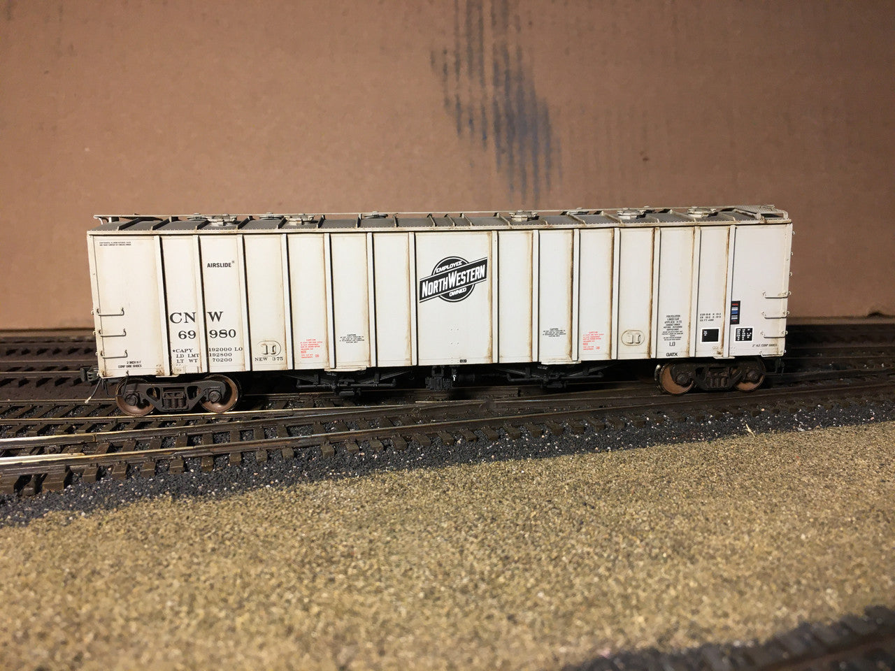 Scaletrains HO Scale CW Custom Weathered GATC 4180cf Airslide Covered Hopper CNW #69980