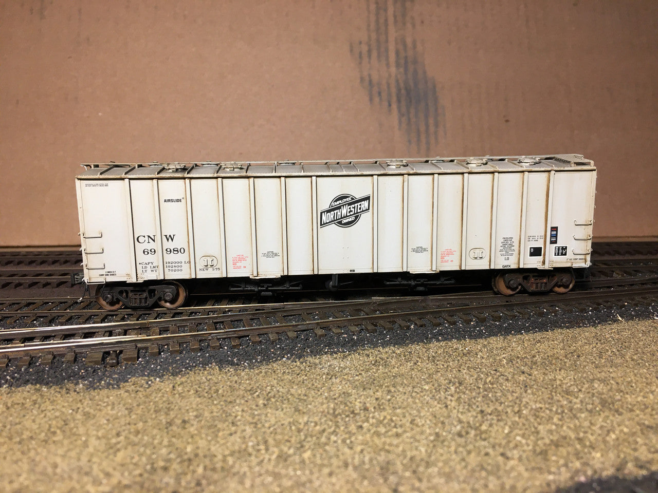 Scaletrains HO Scale CW Custom Weathered GATC 4180cf Airslide Covered Hopper CNW #69980